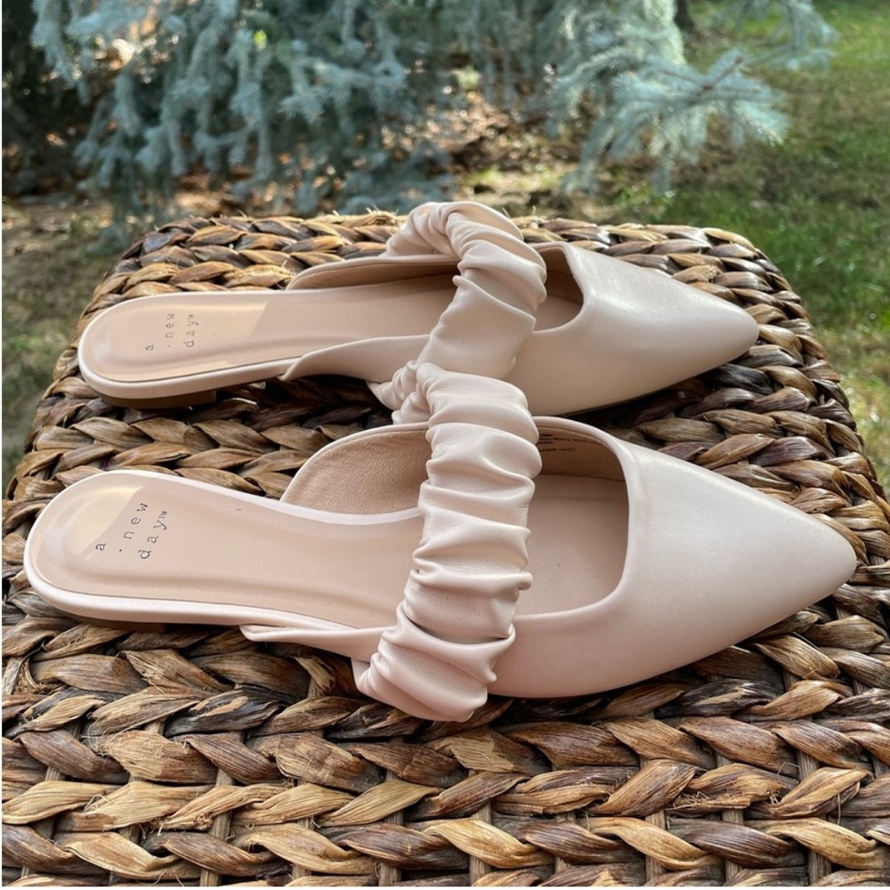 Women’s Celeste Cream Slip on Pointed Toes Mule Flats.  Women’s size 9